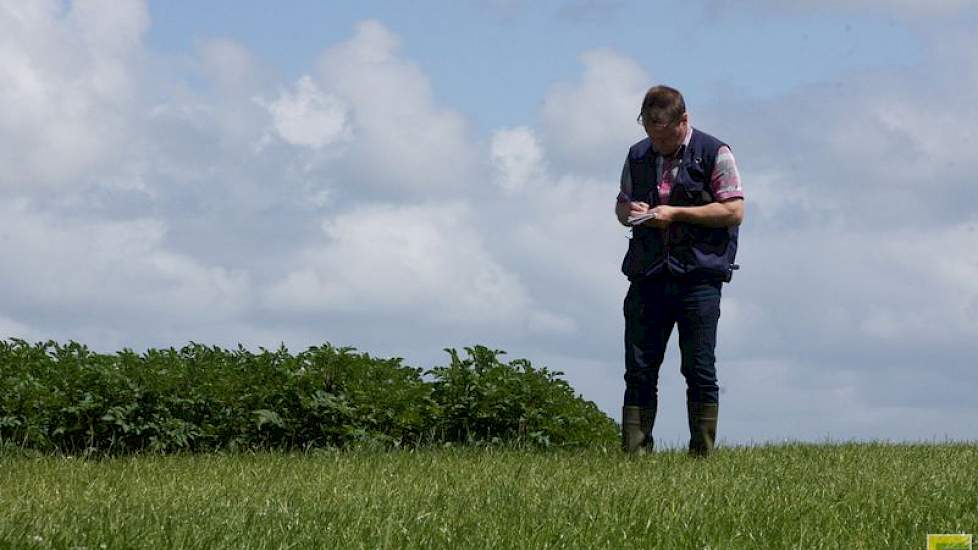 De inspecteur bekijkt of het gewas helemaal behandeld is met het middel. Alle waarnemingen schrijft hij op in zijn werkboekje. Het is belangrijk om alle gegevens compleet te hebben bij een ‘heterdaadcontrole’.