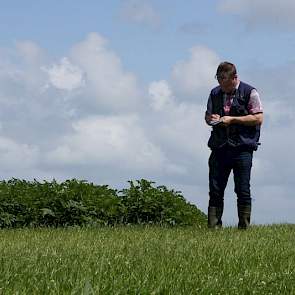 De inspecteur bekijkt of het gewas helemaal behandeld is met het middel. Alle waarnemingen schrijft hij op in zijn werkboekje. Het is belangrijk om alle gegevens compleet te hebben bij een ‘heterdaadcontrole’.