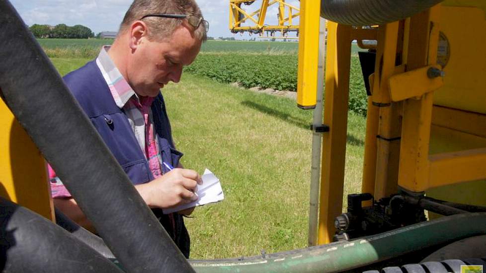 Terwisscha van Scheltinga kijkt of de spuitdoppen in orde zijn en of de afstelling van de machine klopt. De doppenlijst van helpdeskwater.nl geeft inzicht in de toegelaten doppen met bijbehorende driftreductieklasse en optimale druk voor goede driftreduct