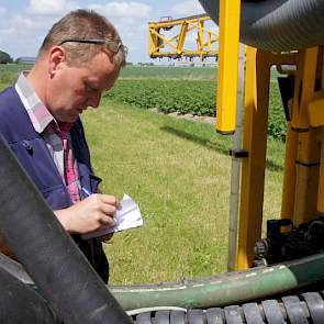 Terwisscha van Scheltinga kijkt of de spuitdoppen in orde zijn en of de afstelling van de machine klopt. De doppenlijst van helpdeskwater.nl geeft inzicht in de toegelaten doppen met bijbehorende driftreductieklasse en optimale druk voor goede driftreduct
