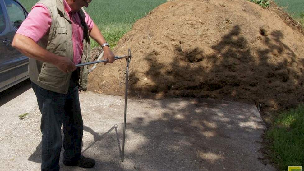 Geertsma meet de insteek van het perceel vanaf het talud tot het hart van de eerste rij langs de slootkant met dit speciale apparaat. Als de afstand van de insteek tot de rij meer dan 3 meter is, hoeft de teler geen kantdoppen te gebruiken. De afstand van