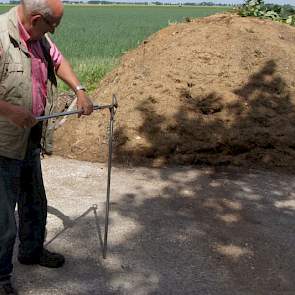 Geertsma meet de insteek van het perceel vanaf het talud tot het hart van de eerste rij langs de slootkant met dit speciale apparaat. Als de afstand van de insteek tot de rij meer dan 3 meter is, hoeft de teler geen kantdoppen te gebruiken. De afstand van