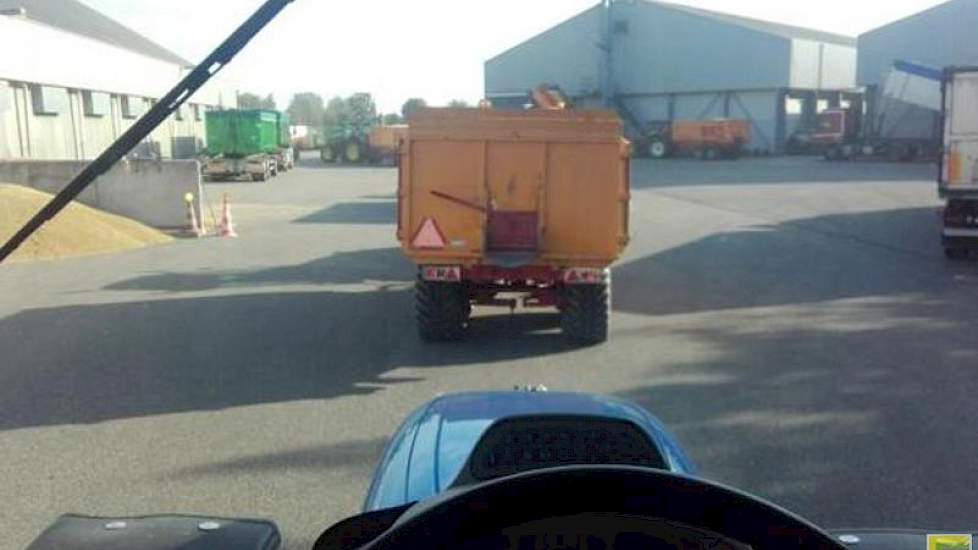 Dat is ook Nils van Tilbeurgh opgevallen. Hij staat in de rij bij het graandepot in Dinteloord.