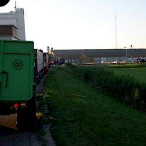 Een hele drukte op de maandagmorgen bij het graandepot van CZAV in Wemeldinge, constateert Klaasjan Boer.