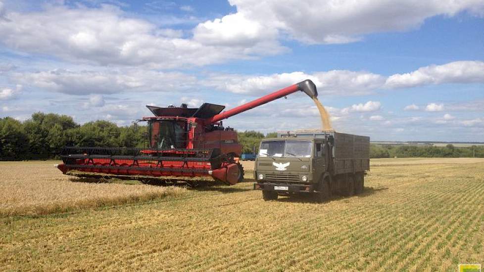 Bij Agrokultura wordt op de meeste bedrijven rijdend gelost in Annaburger overlaadwagens. Recent heeft het bedrijf 40.000 ha overgenomen in de provincie Voronezh, waar nog veel oude combines worden gebruikt (Don 1500B, de combine achter de Case IH Axial F