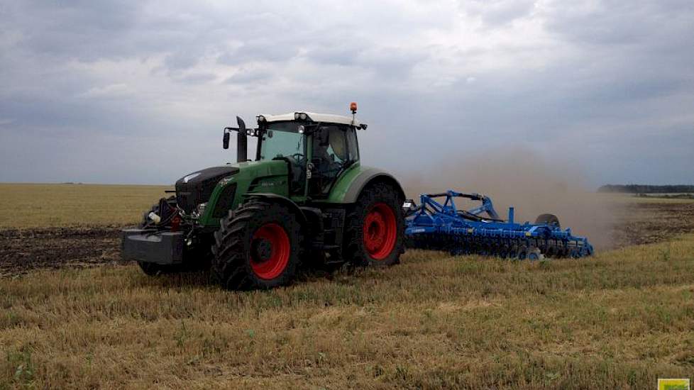 Na de oogst wordt de stoppel meestal licht bewerkt met een schijveneg (Fendt met Lemken Rubin)....