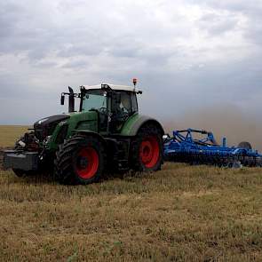 Na de oogst wordt de stoppel meestal licht bewerkt met een schijveneg (Fendt met Lemken Rubin)....