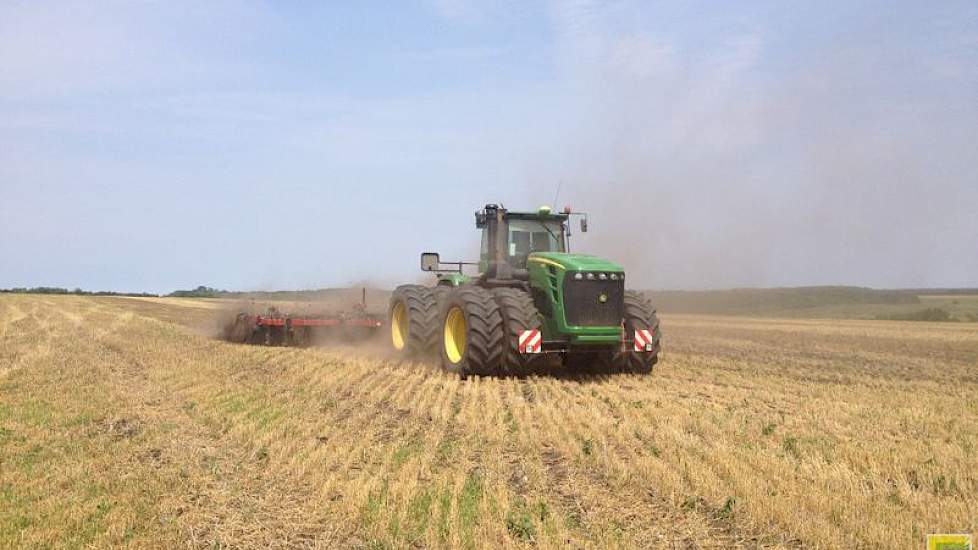 ... of vertical tillage (John Deere met Salford). Hierdoor worden onkruidzaad en oogstverliezen geprovoceerd te kiemen, waarna een bespuiting met glyphosaat plaatsvindt. Verdere bewerkingen hangen af van het volggewa