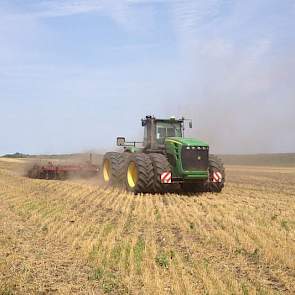 ... of vertical tillage (John Deere met Salford). Hierdoor worden onkruidzaad en oogstverliezen geprovoceerd te kiemen, waarna een bespuiting met glyphosaat plaatsvindt. Verdere bewerkingen hangen af van het volggewa