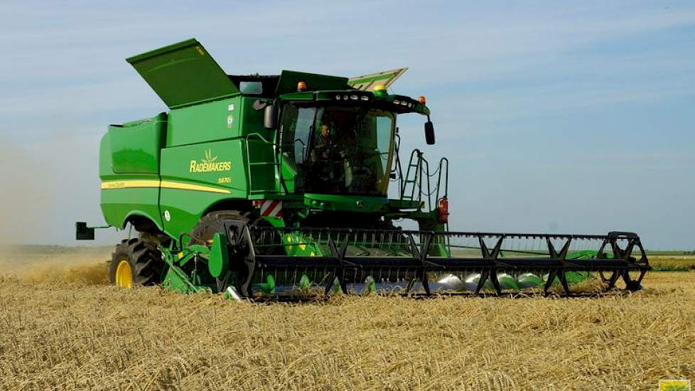 Jos Rademakers dorst met zijn combine bij Andy Wiertsema wintertarwe van het ras Tataros. Het dorsen gaat volgens de akkerbouwer goed, ondanks dat de tarwe vrij plat ligt. Het gemiddelde vochtgehalte staat op 14,5 procent.