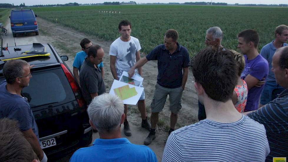 Akkerbouwer Joost Poppe laat zien wat hij leert uit de beelden van de eBee die vorige week gemaakt zijn.