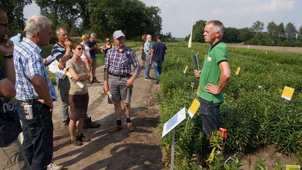 Vrijdag trok de open dag over de lelieteelt bezoekers uit heel het land. Piet Vriend van Agrifirm praatte telers bij over gewasbescherming. Fusarium en het virus PlAMV zijn belangrijke zorgen voor de telers.