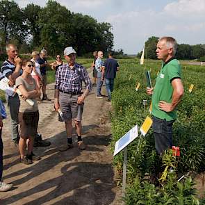 Vrijdag trok de open dag over de lelieteelt bezoekers uit heel het land. Piet Vriend van Agrifirm praatte telers bij over gewasbescherming. Fusarium en het virus PlAMV zijn belangrijke zorgen voor de telers.
