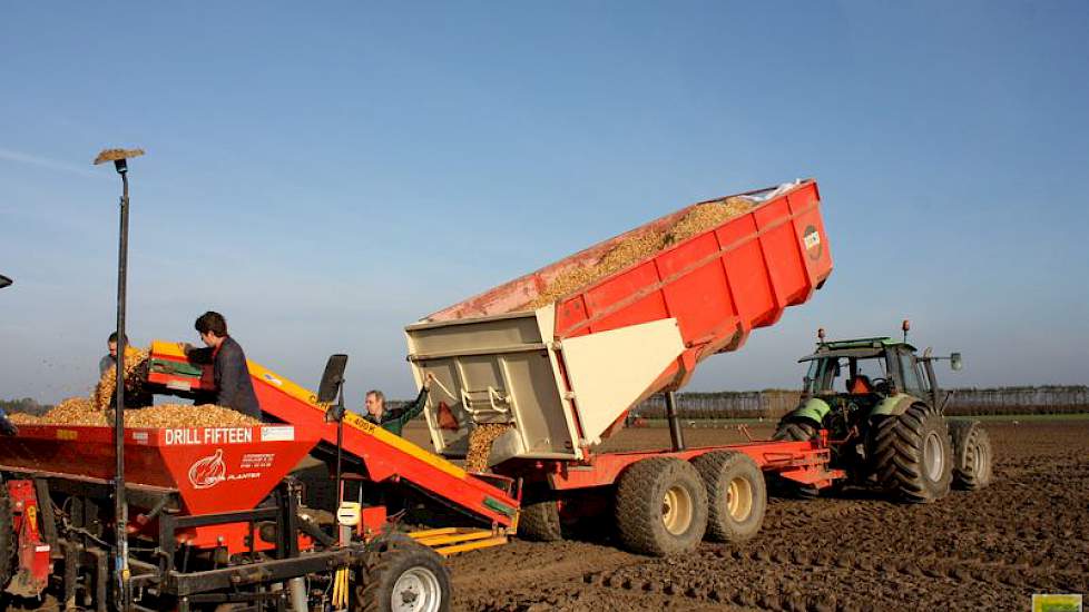 Loonbedrijf Guiljam plantte de uien met een Deltaplanter, met een werkbreedte van 3 bedjes van 1,50 meter.