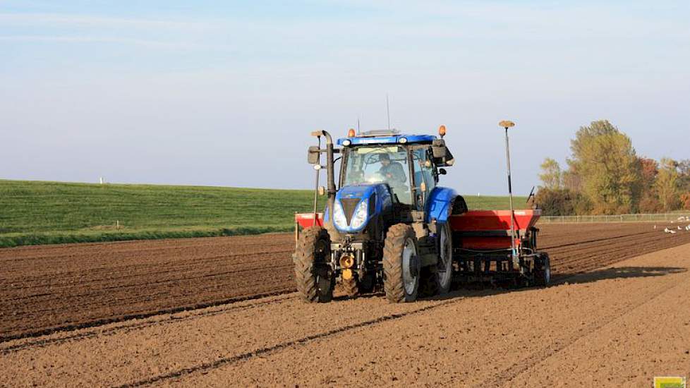 Het planten verliep redelijk goed, zegt De Jager. ‘Op de zware delen van het perceel ging het wat minder goed. De grond viel daar wat stugger. Het droogt nu niet goed meer.’