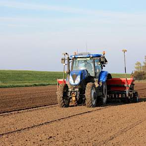 Het planten verliep redelijk goed, zegt De Jager. ‘Op de zware delen van het perceel ging het wat minder goed. De grond viel daar wat stugger. Het droogt nu niet goed meer.’