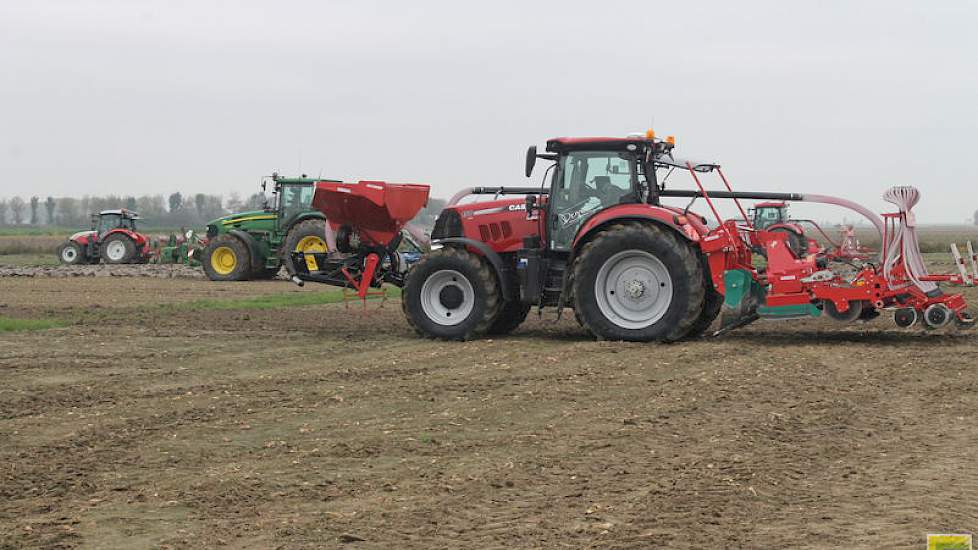 Om 15 ton tarwe te halen is het van belang goed zaaiwerk te doen. Volgens Bram de Visser van CZAV is een constante en juiste diepte en netjes bedekken belangrijk. CZAV beproeft dit al jaren. Voorjaar 2016 bepalen onderzoekers de plantaantallen om te zien