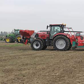 Om 15 ton tarwe te halen is het van belang goed zaaiwerk te doen. Volgens Bram de Visser van CZAV is een constante en juiste diepte en netjes bedekken belangrijk. CZAV beproeft dit al jaren. Voorjaar 2016 bepalen onderzoekers de plantaantallen om te zien