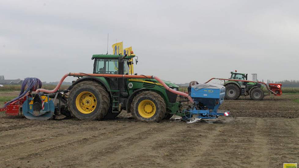 Zeven combinaties van grondbewerking en tarwezaai vertoonden hun kunsten. Twee methodes van ploegen en zaaien, twee methodes van woelen en zaaien en drie spit-zaaicombinaties werkten naast elkaar.