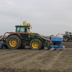 Zeven combinaties van grondbewerking en tarwezaai vertoonden hun kunsten. Twee methodes van ploegen en zaaien, twee methodes van woelen en zaaien en drie spit-zaaicombinaties werkten naast elkaar.