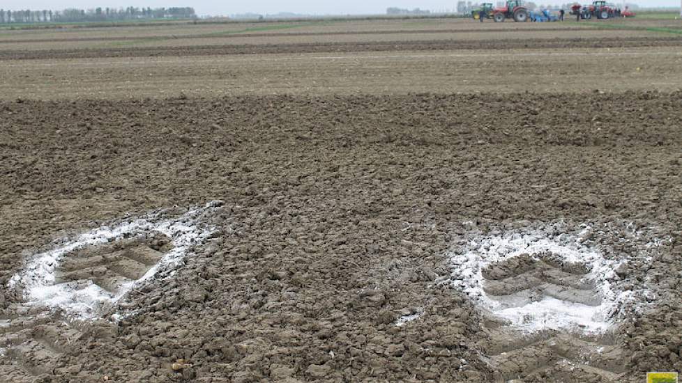 Verdichting is slecht voor de ontwikkeling van het gewas. Lagere bandenspanning geeft minder bodemverdichting. DLV Plant laat dat zien door meel rond de bandafdruk te strooien bij verschillende spanningen. Dit was een demo in het kader van het project 'Mi