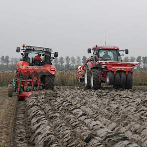 Bij alle grondbewerkingen en zaaitechniek gaf de organisatie uitleg over de gewichtsverdeling tussen trekker en werktuigen.