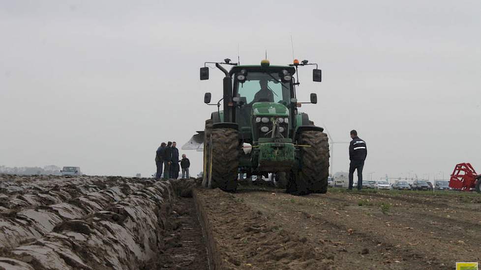Bovenover ploegen is een aanpak om verdichting te voorkomen. Bij de demo liet de organisatie dit zien. De trekker rijdt langs en niet in de voor. Bij de andere ploeg was het rijden in de voor te zien.