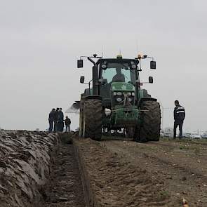 Bovenover ploegen is een aanpak om verdichting te voorkomen. Bij de demo liet de organisatie dit zien. De trekker rijdt langs en niet in de voor. Bij de andere ploeg was het rijden in de voor te zien.