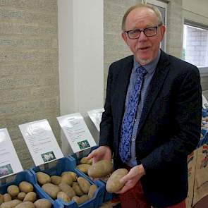 Lammert Buwalda van Semagri laat de grof groeiende Nubila zien. Zo willen zijn klanten in Noord-Afrika hem graag, maar voor de pootgoedteler is tal heel belangrijk. Dat onderzocht Semagri met proeven.