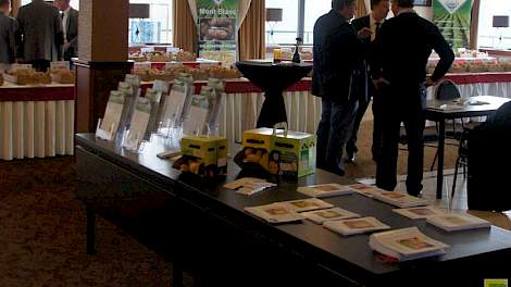 Deze week showen 21 handelshuizen uit Nederland en buurlanden hun assortiment en nieuwkomers aan klanten, telers en pers. Door de shows tegelijk te houden kunnen klanten efficiënt meerdere exposities bezoeken. Binst showde in het Vander Valk hotel Emmeloo