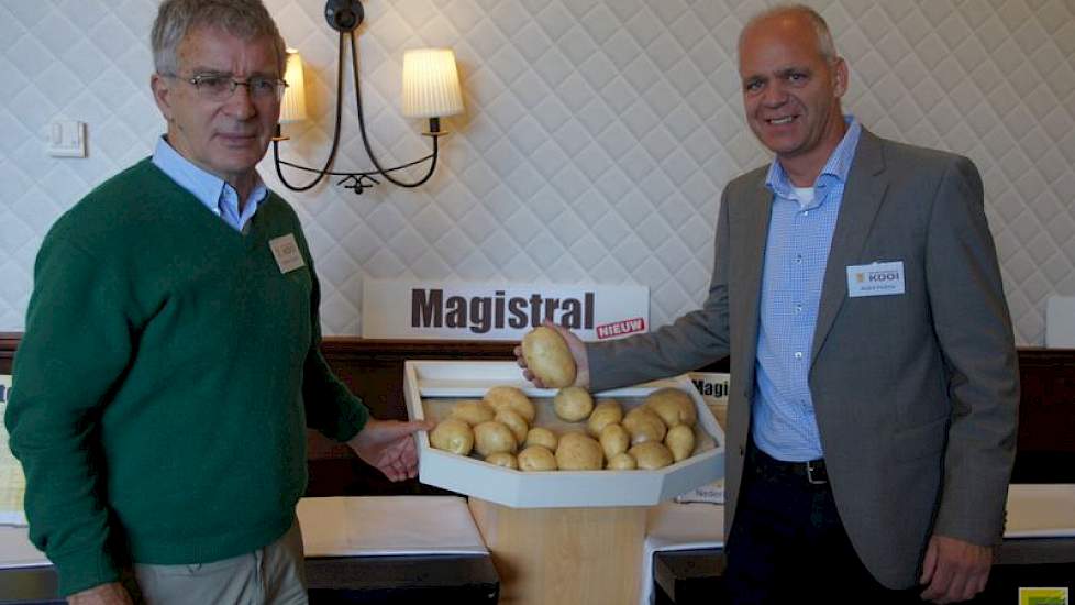 Veredelaar Rindert Dankert (l) en verkoopmanager André Postma van Selectiebedrijf Kooi presenteren de nieuwe rassen Magistral en Festo. Hun ras Frieslander is de troef uit het assortiment. Als die over enkele jaren vrij valt willen ze met de nieuwe rassen