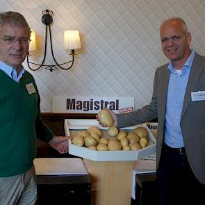 Veredelaar Rindert Dankert (l) en verkoopmanager André Postma van Selectiebedrijf Kooi presenteren de nieuwe rassen Magistral en Festo. Hun ras Frieslander is de troef uit het assortiment. Als die over enkele jaren vrij valt willen ze met de nieuwe rassen