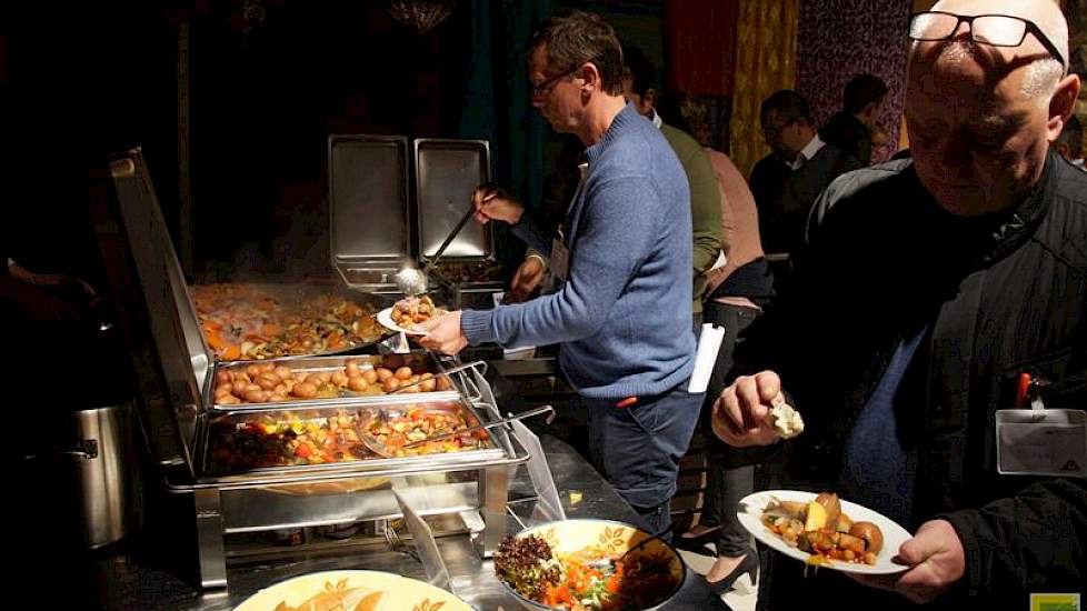 De aankleding en het eten staan bij de Agrico-show van 2015 in het teken van themaland Marokko. „We kiezen iedere keer een willekeurig land als thema. Naar Marokko gaat jaarlijks 35.000 ton Nederlands pootgoed en 15.000 ton uit Schotland. Aangevuld met Fr