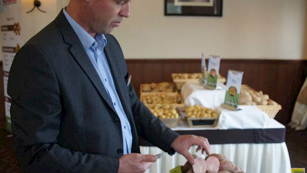 Marc Hoogterp van Van Rijn toont rassen met mooi gekleurd vruchtvlees en bijzondere schilkleuren. „We zoeken een opvolger voor het segment van Agatha, Hermes of Spunta en proberen daarnaast specialiteiten uit. Op de show vragen we de bezoekers wat ze vind
