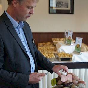 Marc Hoogterp van Van Rijn toont rassen met mooi gekleurd vruchtvlees en bijzondere schilkleuren. „We zoeken een opvolger voor het segment van Agatha, Hermes of Spunta en proberen daarnaast specialiteiten uit. Op de show vragen we de bezoekers wat ze vind