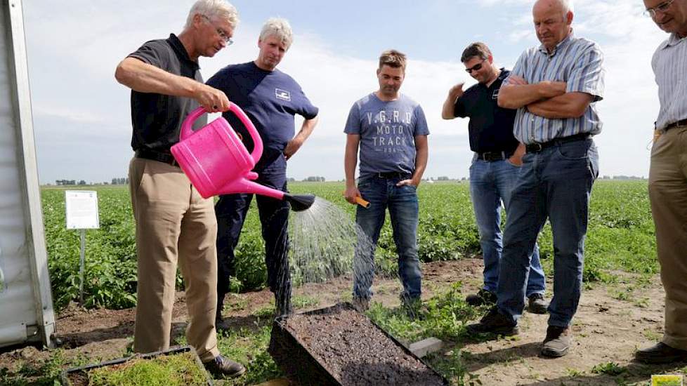 Minder waterafstotende grond kan meer regen opnemen en voorkomt perceelsafspoeling. Proefbedrijf Kollumerwaard legde in 2015 een demo aan om mogelijkheden te verkennen.