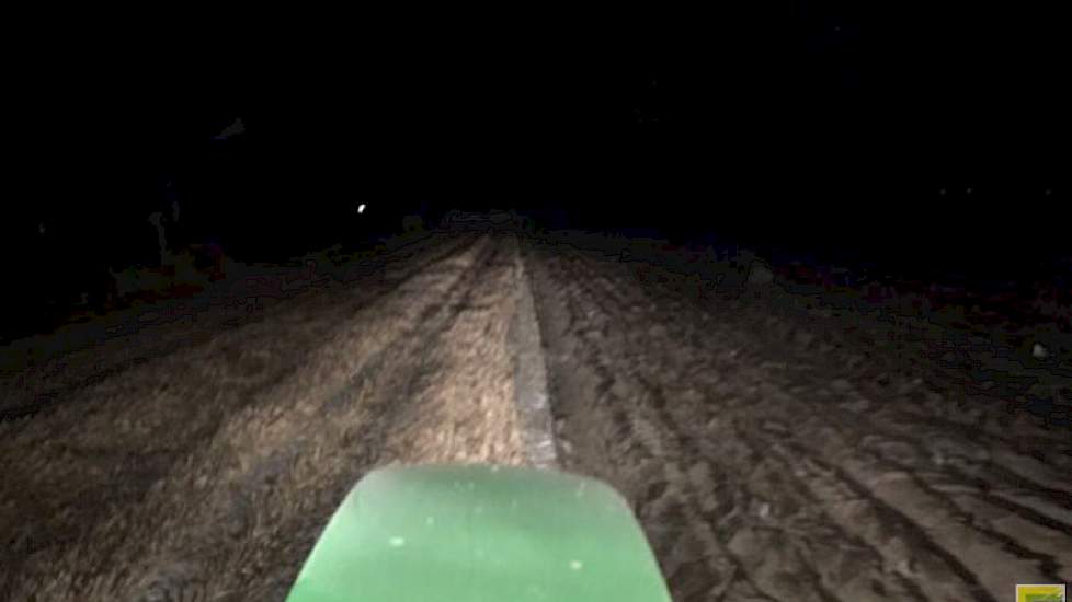 IJzebrand Rijzebol probeert het laatste perceel zware grond te ploegen. ‘Alleen wielen in de voor trekkracht. Op land puur ijs. Lukt!’, twittert de akkerbouwer uit Zijldijk (Gr.)