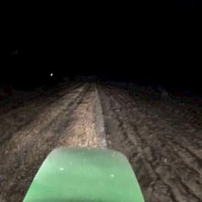 IJzebrand Rijzebol probeert het laatste perceel zware grond te ploegen. ‘Alleen wielen in de voor trekkracht. Op land puur ijs. Lukt!’, twittert de akkerbouwer uit Zijldijk (Gr.)