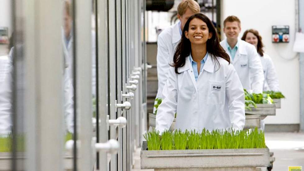 Een nieuw gewasbeschermingsmiddel mag nog zo goed werken in proeven, er is altijd een toepassing in het veld voor nodig. Hoe beter het middel aansluit op de behoefte van telers, hoe meer kans het middel in de markt heeft. Het middel moet een aanvulling op