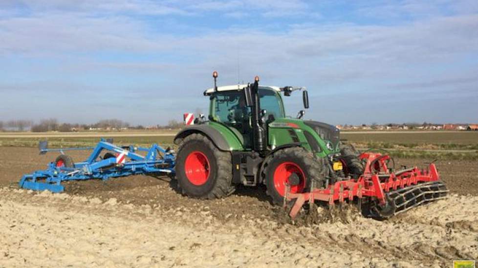 Mart Geelhoed is aan het eggen voor het planten van tweedejaars plantuien.