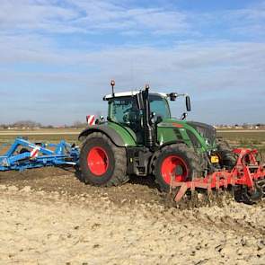 Mart Geelhoed is aan het eggen voor het planten van tweedejaars plantuien.