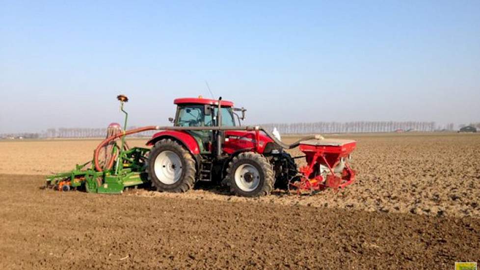 Leen Vos zaait brouwgerst op Klein Tiengemeten.