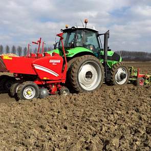 Bij Pieperline Holland in Sint Annaland zitten de eerste aardappelen in de grond. Het gaat om Bildtstars, zegt Annelies Slager van Pieperline. ‘Straks gaan we verder met Première, Frieslander en Doré.