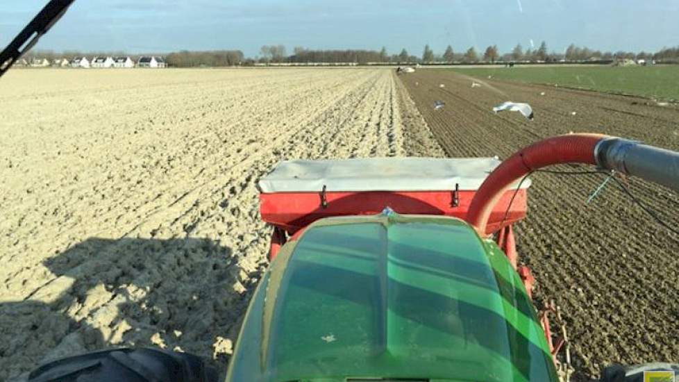 Het voorjaarswerk bij Maarten Janse komt rustig op gang. ‘Vandaag een perceel zomertarwe zaaien.’