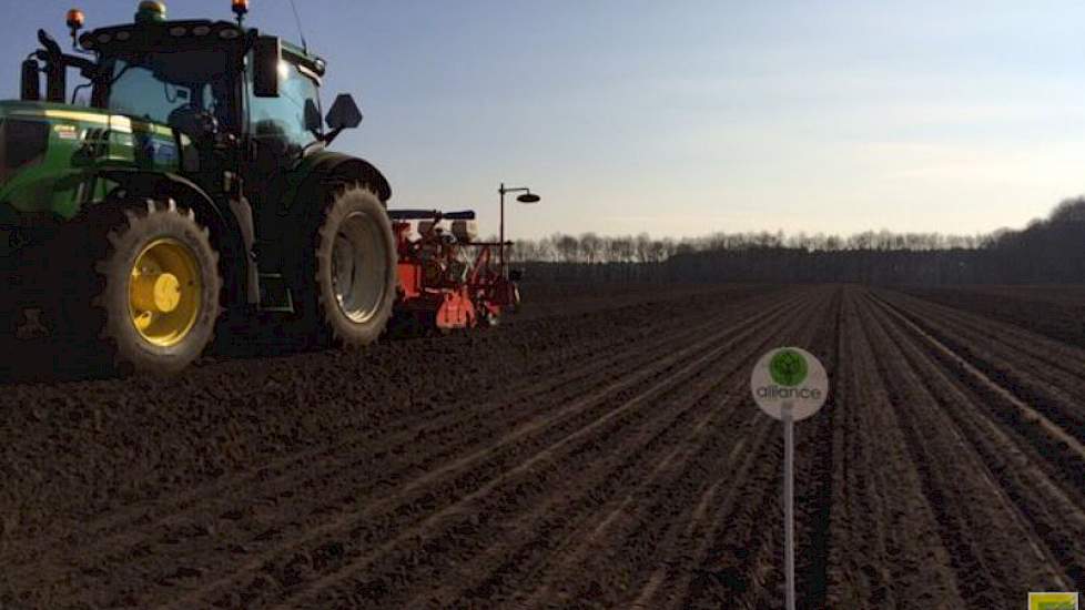 Johan van Riet zaait een proefperceel uien op het zand in de Kempen.