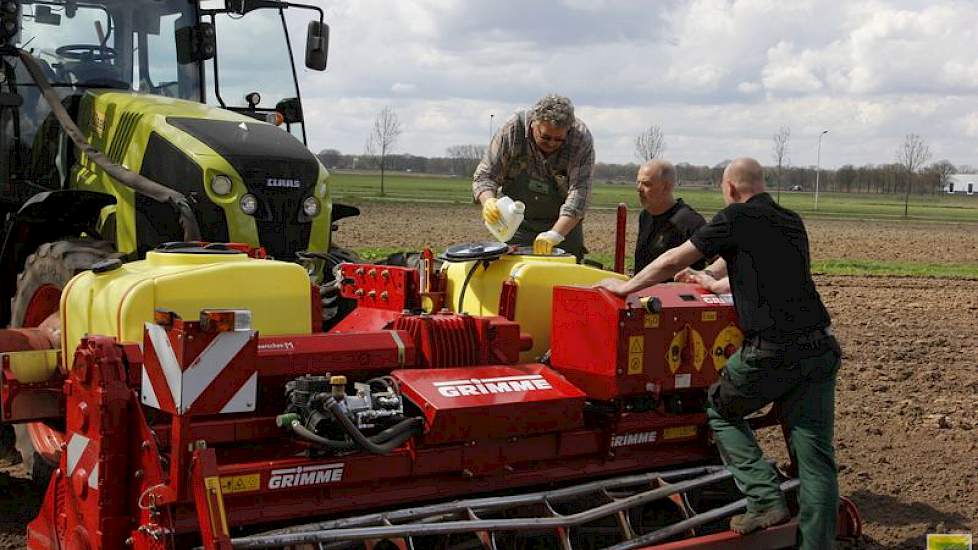 Geurts behandelt de poters met Subliem en Actara tegen luizen en rhizoctonia.