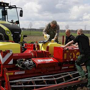Geurts behandelt de poters met Subliem en Actara tegen luizen en rhizoctonia.