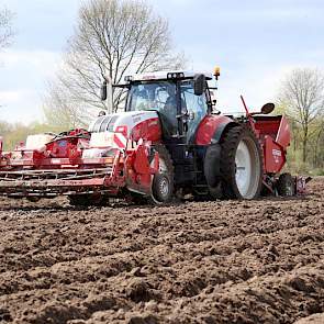 Op de andere combinatie gebruiklt Krol een 7 jaar oude Grimme pootmachine met aanaardkappen.