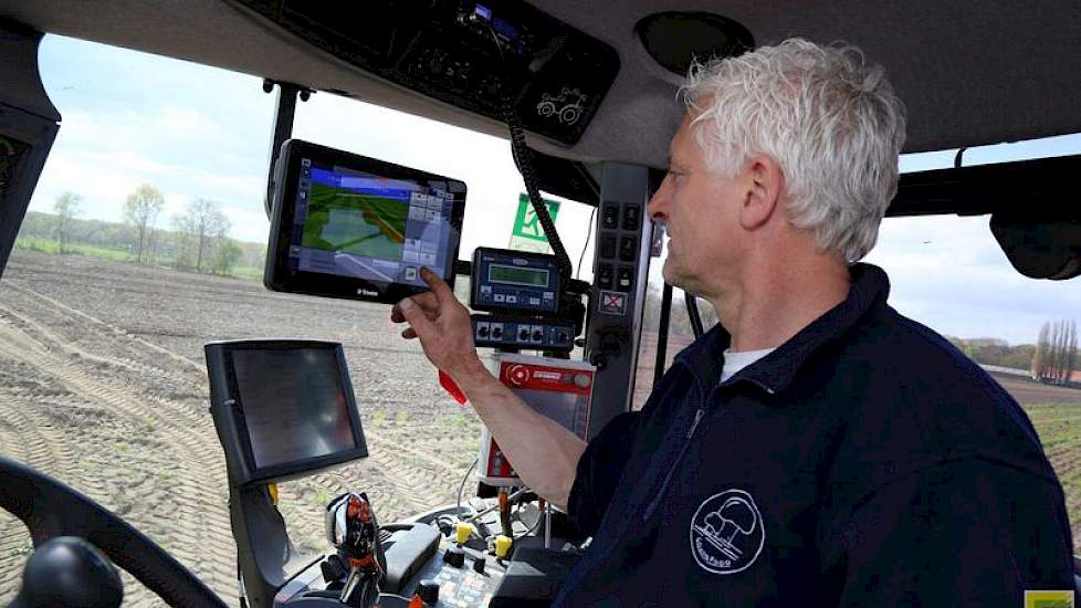 Paul Krol rijdt op een gloednieuwe Steyr. „We hebben hem net drie weken maar er staan al 200 draaiuren op.” In deze piektijd werken de akkerbouwers van 7 uur in de ochtend tot 10 uur in de avond.