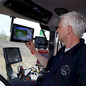 Paul Krol rijdt op een gloednieuwe Steyr. „We hebben hem net drie weken maar er staan al 200 draaiuren op.” In deze piektijd werken de akkerbouwers van 7 uur in de ochtend tot 10 uur in de avond.